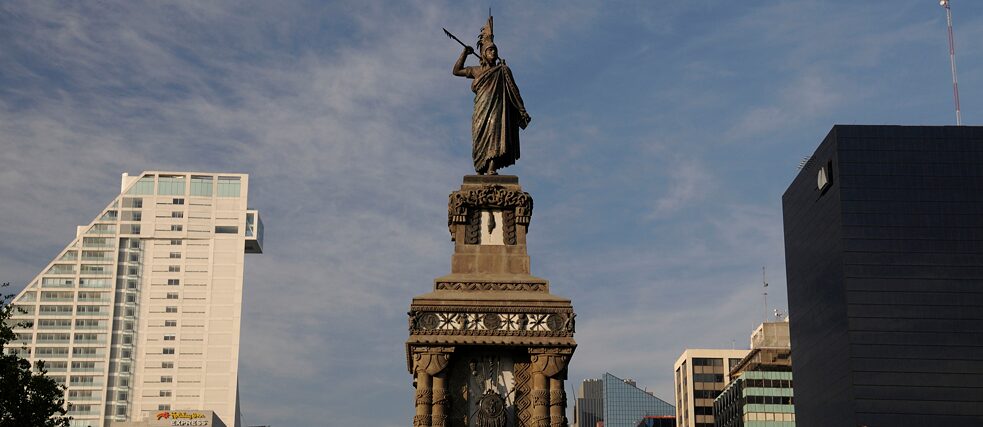 Estatua del emperador azteca Cuauhtémoc Estatua del emperador azteca Cuauhtémoc, Paseo de la Reforma, Ciudad de México, México.