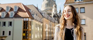 Studentin in deutscher Stadt