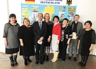 Gruppe von Lehrerinnen und Beauftragten mit dem Botschafter